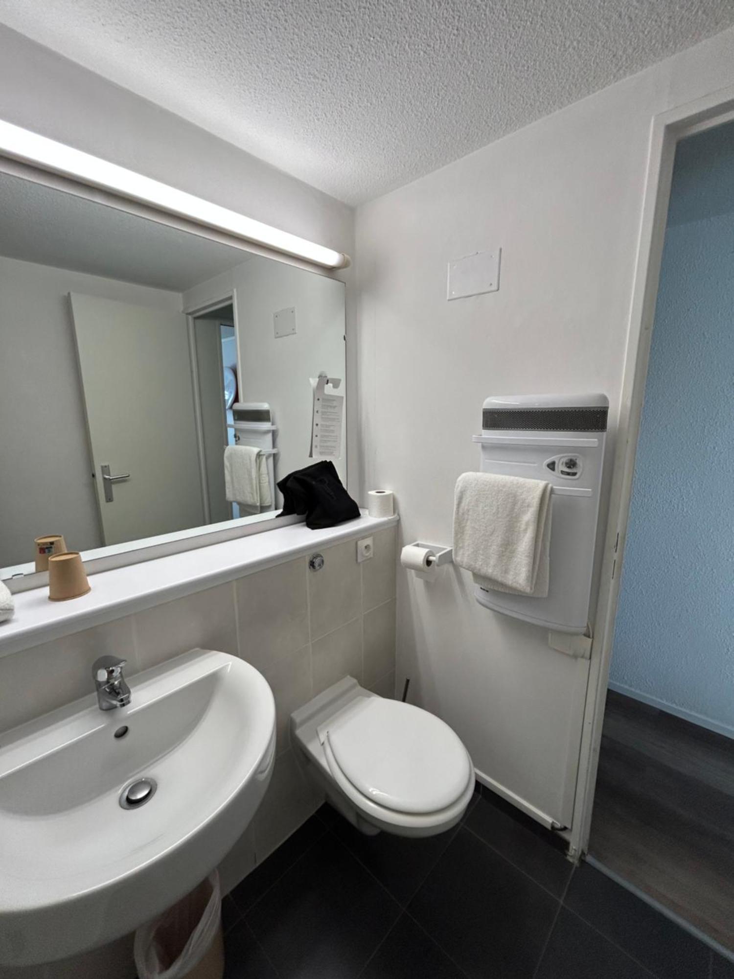 Hotel Campanile Sablé-Sur-Sarthe Vion Esterno foto